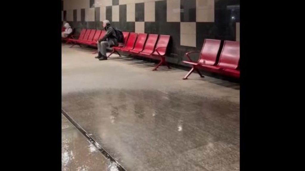 Ploaie torentiala in statia de metrou Eroilor