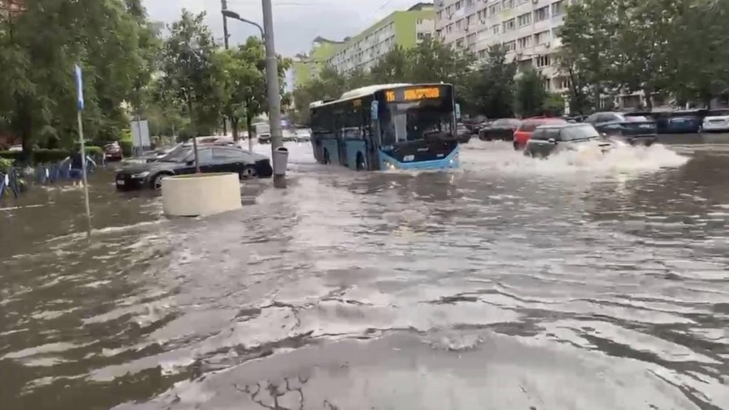 Scolile din Bucuresti sunt inchise miercuri din cauza furtunilor