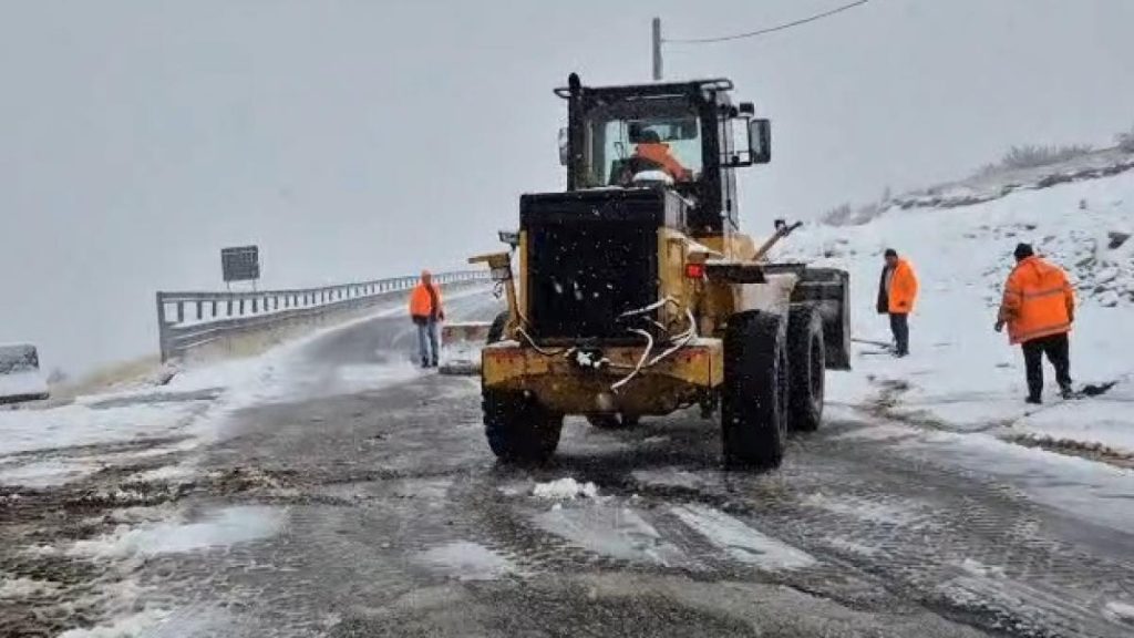 Transalpina inchisa din nou din cauza ninsorilor