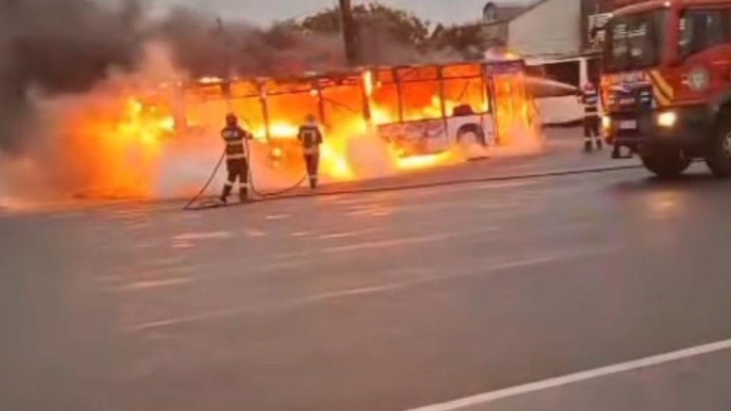 Un autobuz cu muncitori a luat foc la Braila