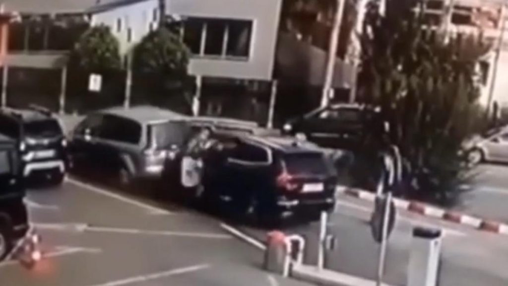 soferita distruge bariera si loveste masini in targu jiu
